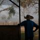 Dorvalino Conceicao Camargo, 56, está na fazenda onde trabalha olhando para a fumaça de uma fogueira, subindo no ar, no Pantanal, maior pantanal do mundo, em Pocone, Mato Grosso, Brasil, 29 de agosto , 2020. REUTERS / Amanda Perobelli  
