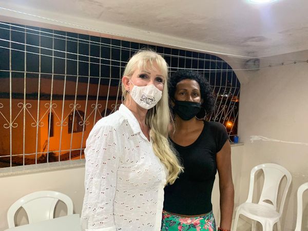 Bia (de branco) e Josi no encontro do PMB que escolheu as duas como candidatas em Cariacica