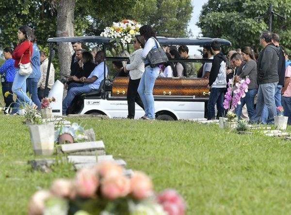Data: 08/06/2019 - ES - Serra - Enterro de Rayanne Araújo Pitomboque morreu no acidente na BR 101 em carapina, Serra - editoria: Polícia - Foto: Bernardo Coutinho - NA