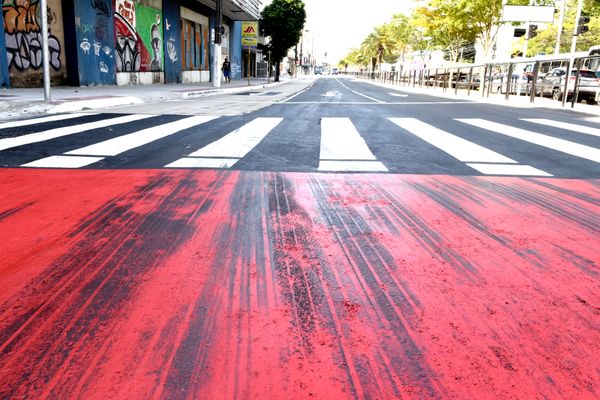 Carros e motos estão perdendo a aderência quando passam sobre uma faixa feita com tinta vermelha na Avenida Vitória, na entrada da Curva do Saldanha