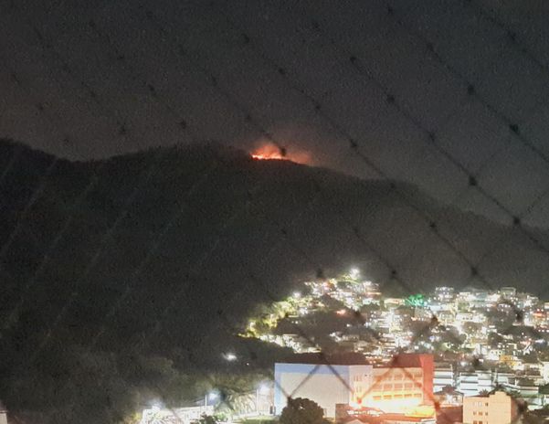 Incêndio no alto da mata da Pedra dos Dois Olhos , na região de Maruípe