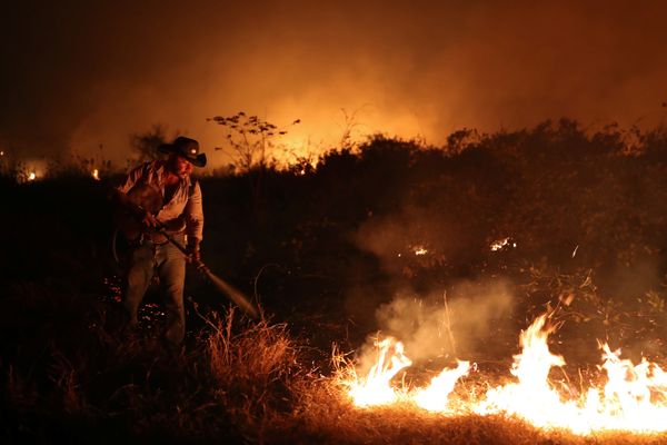 Sebastião Baldi Silva Junior, 40, que trabalha em uma fazenda, tenta apagar um incêndio em uma fazenda no Pantanal, a maior área úmida do mundo, em Pocone, Mato Grosso, Brasil, 26 de agosto de 2020. TPX IMAGENS DO DIA PROCURE ESTA HISTÓRIA 
