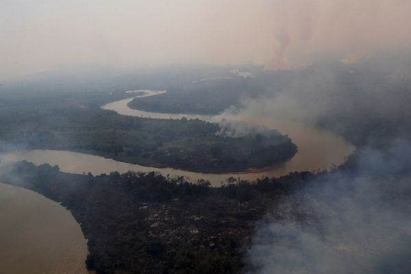 Uma vista aérea mostra a fumaça subindo no ar ao redor do rio Cuiabá no Pantanal, a maior área úmida do mundo, em Pocone, estado do Mato Grosso por Amanda Perobelli/REUTERS