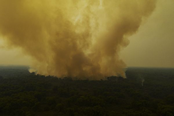 POCONE, MT, 07.09.2020 - QUEIMADA-PANTANAL - Vegetação é consumida pelo fogo ao longo da rodovia Transpantaneira, no Mato Grosso. O Pantanal foi o bioma mais atingido proporcionalmente pelas queimadas esse ano, com quase 10% de sua área consumida pelo fogo. (Foto: Lalo de Almeida/Folhapress)