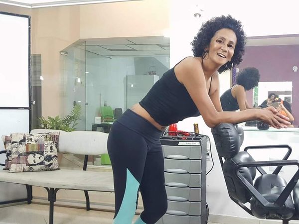 Josi no salão de cabeleireiro onde trabalha