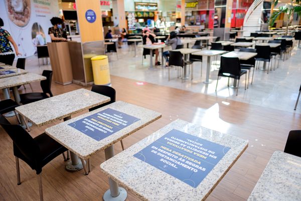 Orientações de segurança para combater o novo coronavírus são encontradas em diversos pontos do Shopping Vitória