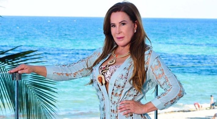 A mãe de Wanessa e Camilla Camargo foi para a internet comemorar o resultado negativo de um exame de coronavírus que ela fez