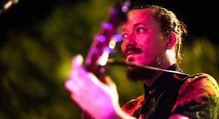 O músico Manfredo fez parceria com artista plástico para o lançamento de seu novo single 'Vórtice'