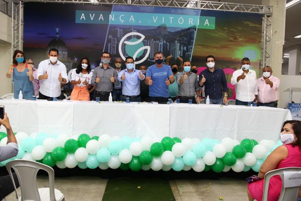 Ao centro, Fabrício Gandini, Luciano Rezende junto com as lideranças dos partidos apoiadores no lançamento da candidatura do Cidadania a prefeito de Vitória