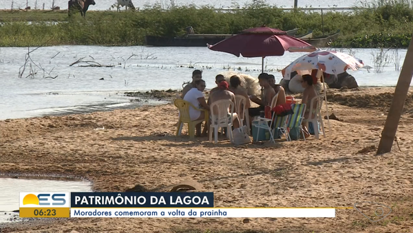 Após sumir, moradores comemoram volta de prainha em cidade do ES