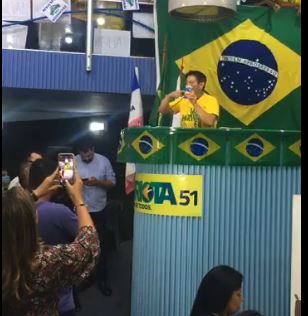 Capitão Assumção mostra caixa de cloroquina durante convenção do Patriotas