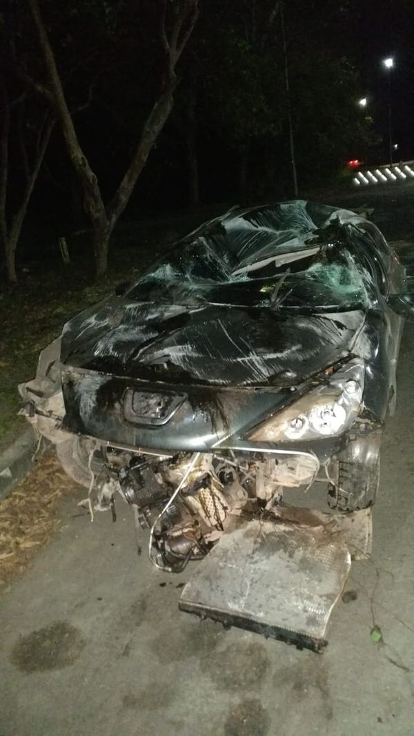 Carro ficou destruído após capotar em perseguição na BR 101, na Serra