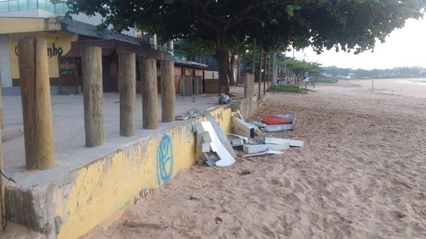Homem quebra letreiro de praia em Fundão