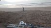 Homem quebra letreiro de praia em Fundão(Imagens obtidas pela TV Gazeta)