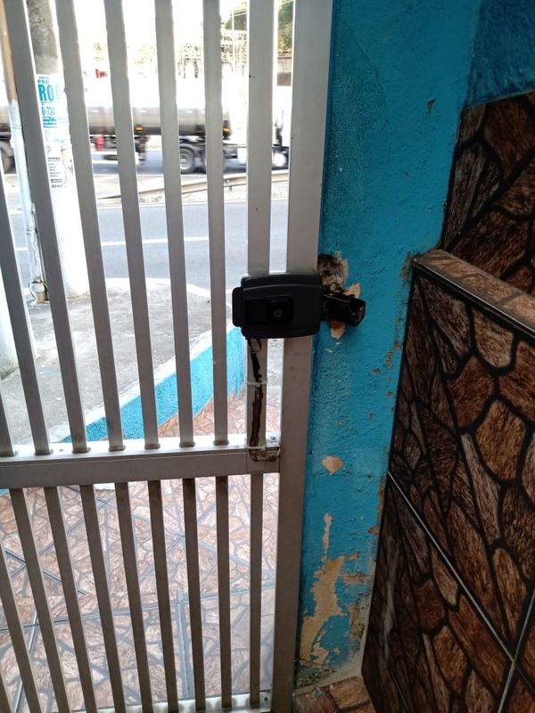 Portão frontal da loja, que foi quebrado pelos criminosos
