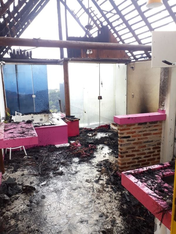 Pousada pegou fogo em Domingos Martins por Divulgação/Corpo de Bombeiros