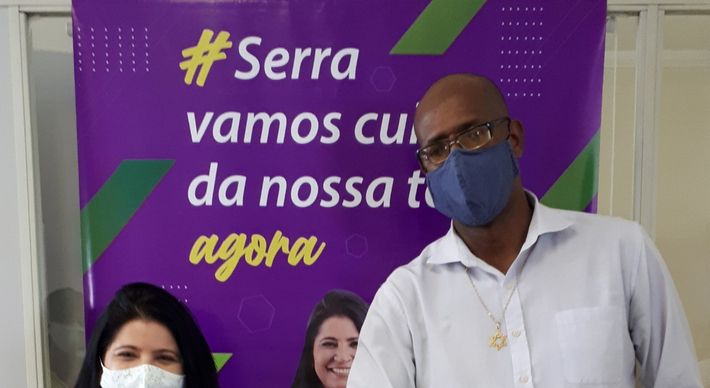 Por causa de um problema de saúde na família, pastor Evanilson Souza (1,94 m) não será mais companheiro de chapa da delegada Gracimeri Gaviorno (1,51 m)