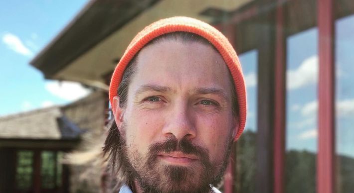 Cantor faz parte da banda Hanson, que ganhou fama na década de 1990, e comemorou a novidade no Instagram