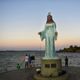 Imagem - No dia de Iemanjá, conheça a história da estátua que dá nome ao píer