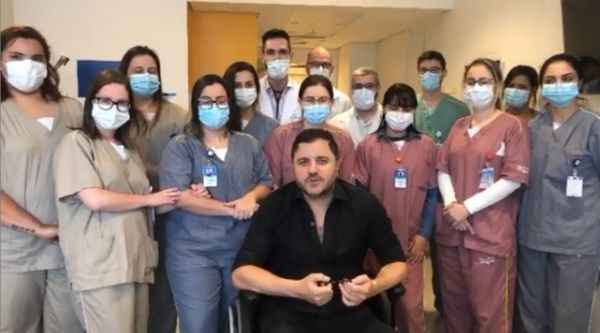 Após receber alta, o cantor Maurício Manieri publicou um vídeo em que aparece junto com a equipe do hospital que o atendeu