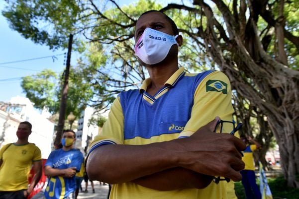 Em greve, servidores do Correios fazem manifestação na Praça Costa Pereira, no Centro de Vitória 