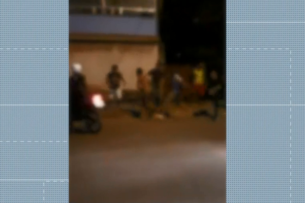 Imagens mostram homem suspeito de roubo (sem camisa) sendo agredido por populares em Vila Velha