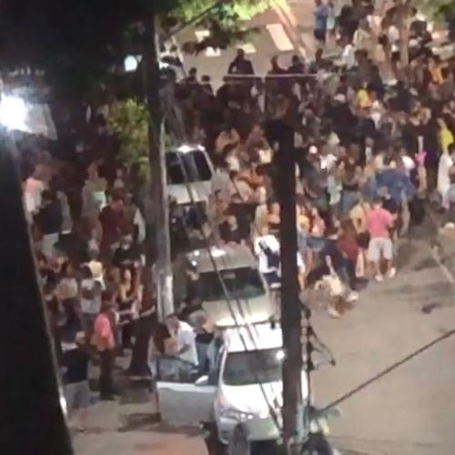 Moradores de Jardim da Penha reclamam de aglomeração ao redor dos bares da região; a Prefeitura de Vitória diz que tem feito ações em parceria com a polícia para evitar excessos, mas pede bom senso à população