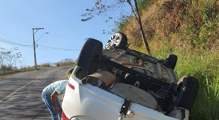 Motorista estava sozinho no momento do acidente, segundo informações da Polícia Militar