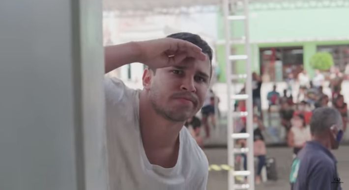 Em 'Jéssica', Lucas Guimarães vive um brasileiro que espera o auxílio emergencial cair na conta para namorar sua amada. Canção está disponível em todas as plataformas digitais