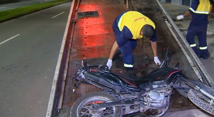Mãe e filha estavam em uma moto, que colidiu contra um carro na altura do bairro São Conrado ao tentar fazer um retorno na rodovia na noite desta quinta-feira (17). Criança de 7 anos teve fratura exposta na perna