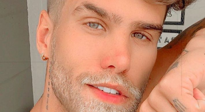 Rodrigo Malafaia usou o Twitter para falar sobre o vírus da Aids após o consultor de moda Bernardo Matos, do Espírito Santo, fazer o mesmo e viralizar na web
