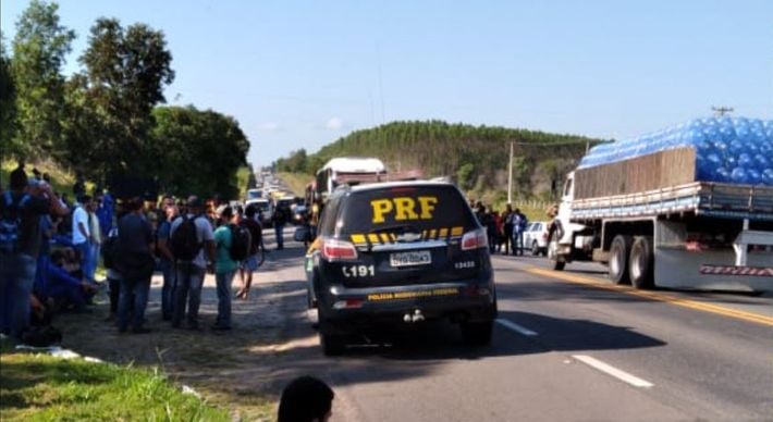 Equipes da Eco101 e da Polícia Rodoviária Federal (PRF) estão no local. A pista da rodovia ficou interditada nesta sexta-feira (18) das 7h30 até por volta de 9h, quando foi liberada
