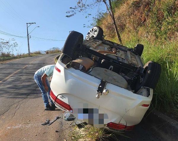 Carro capotado em Colatina