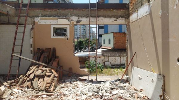 Início da demolição do antigo Chalé Motel, em Vila Velha por Divulgação Prefeitura de Vila Velha