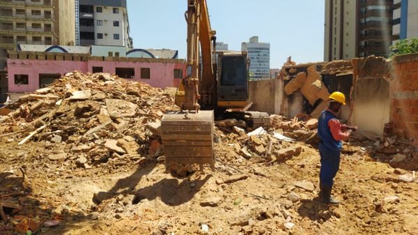 Início da demolição do antigo Chalé Motel, em Vila Velha