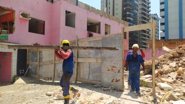 Início da demolição do antigo Chalé Motel, em Vila Velha por Divulgação Prefeitura de Vila Velha