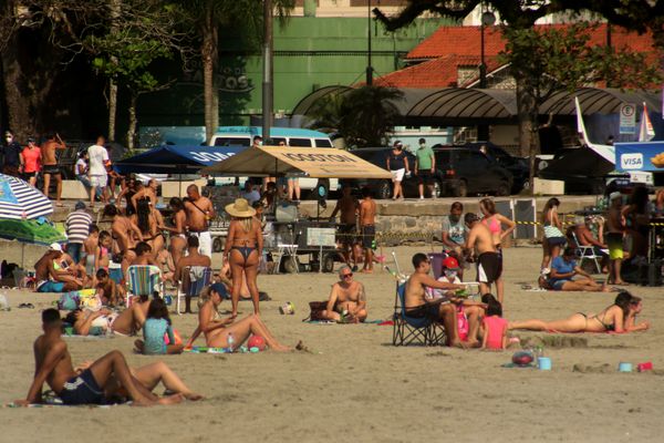 Movimentação de banhistas foi intensa nas praias de Santos/SP durante o domingo (13)