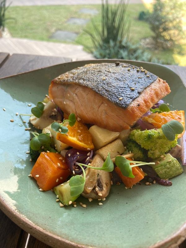 Salmão com vegetais orgânicos e tangerina do Quintal 84, em Vila Velha
