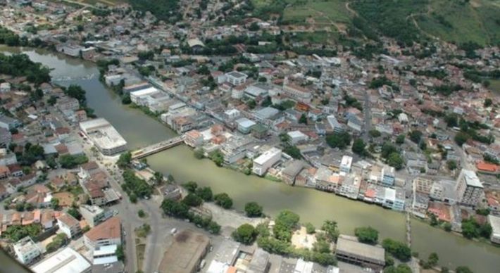 Testemunhas contaram aos bombeiros que a vítima teria tentado atravessar o rio nadando.