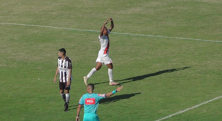 Capixabas abriram vantagem de dois gol no primeiro tempo, mas viram os visitantes diminuir na segunda etapa e pressionar até o final da partida