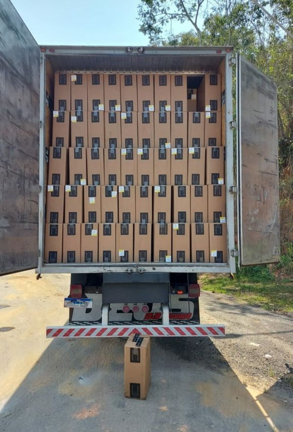 As 1.200 caixas com 600 mil maços de cigarro da marca Gift estavam em um caminhão que foi abordado na BR 101