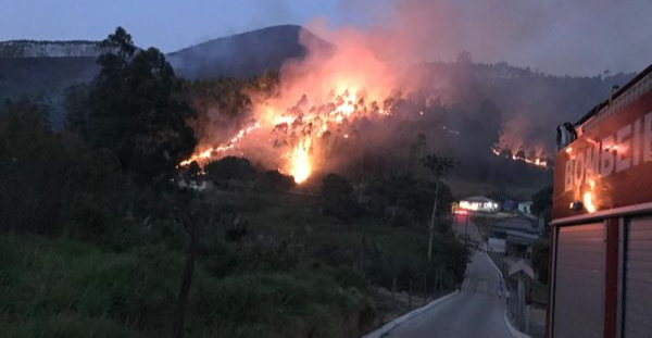 Fogo na localidade conhecida como São Francisco: chamas consumiram parte da vegetação. Crédito: Divulgação/ Bombeiros