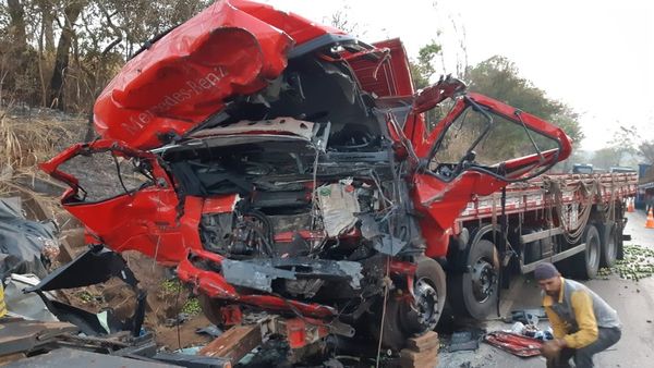 Caminhão que se envolveu em acidente com 12 mortos em Patos de Minas (MG)