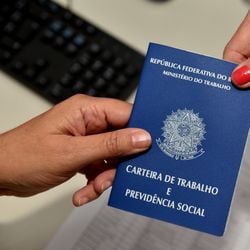 A despesa vai depender do setor e até da cidade onde trabalha; além do salário bruto, devem ser considerados encargos como INSS e FGTS