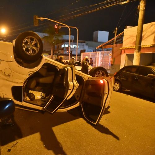 Motorista fica ferida após capotar com carro em Vila Velha
