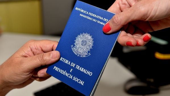 A jornada máxima permitida pela Constituição Federal é de 44 horas semanais; proposta de redução foi protocolada na Câmara dos Deputados para que seja adotada carga horária de 36 horas