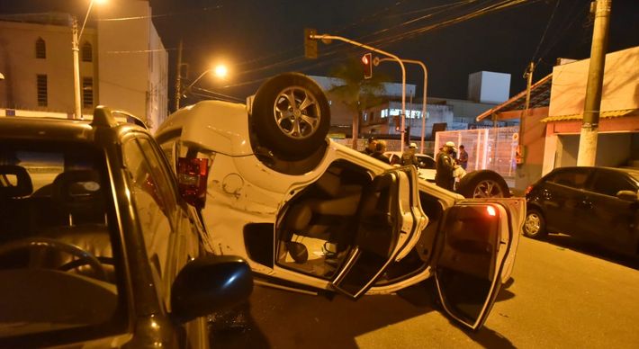 A condutora do veículo que capotou foi levada pelo Samu até o hospital Santa Mônica. O estado de saúde dela não foi informado