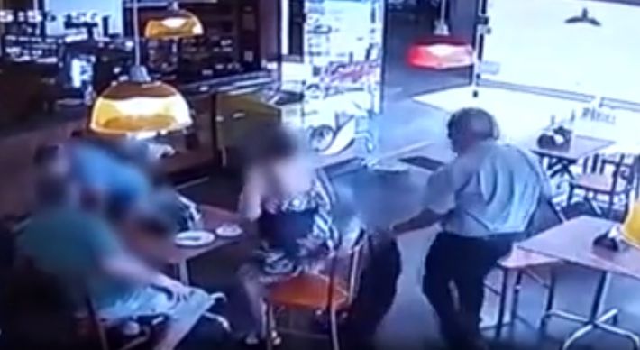 Câmeras de videomonitoramento registraram o crime, que parece até cena de novela tamanha a esperteza dos suspeitos – dois homens e uma mulher. O furto aconteceu no último sábado (19), em uma cafeteria localizada no bairro Bento Ferreira