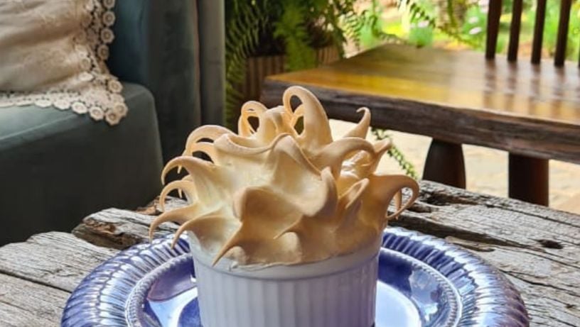 A Torta Dan contém banana frita e é servida quente no restaurante Alecrim, em Pedra Azul