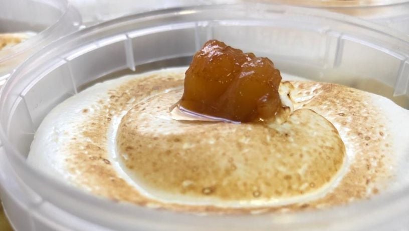 Banana com merengue em potes da Via Gourmet